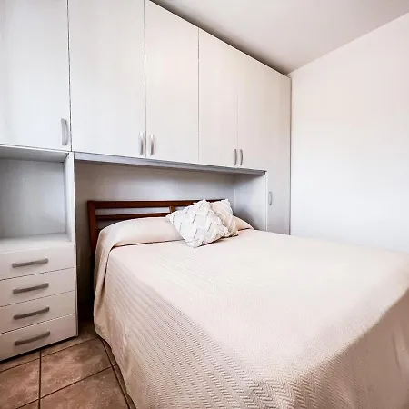 Apartman Atene 12 *